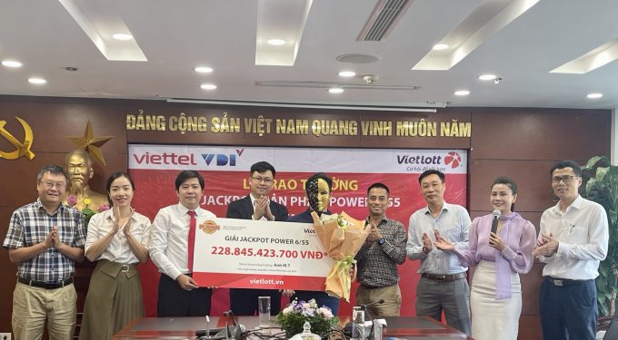 Buổi trao thưởng cho anh M.T hôm 15/8. Ảnh: Vietlott